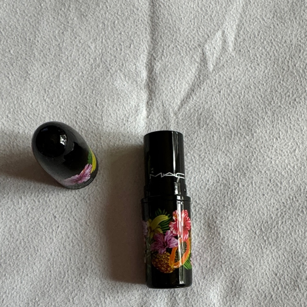 MAC limited edition, lipstick Mac cosmetics. Si Si Me! - Picture 2 of 4